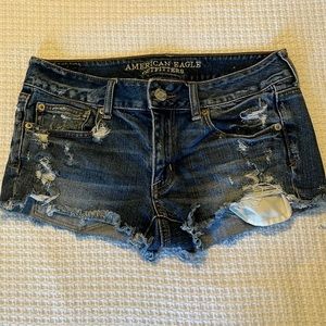 American Eagle low waisted shortie shorts. Size: 6